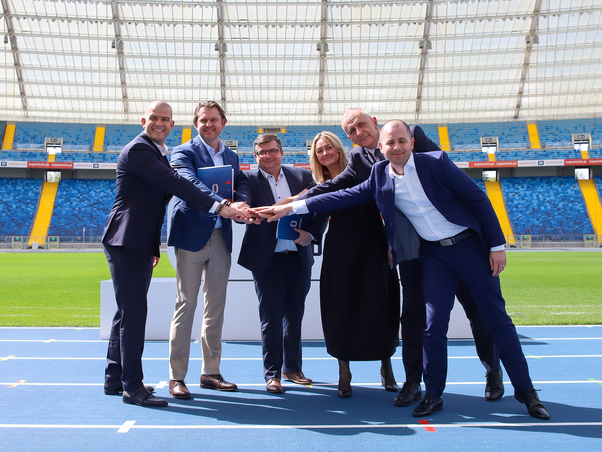 Bartosz Chojnacki – Wiceprezes Superauto.pl, Kamil Makula – Prezes Superauto.pl, Anna Sobolewska-Wac - Kierownik ds. Marketingu Superauto.pl Stadionu, Adam Strzyżewski – Dyrektor Superauto.pl Stadionu Śląskiego, Adam Rogaliński – VP Corporate Development Wirtualna Polska Holding, Leszek Pietraszek – Wicemarszałek Województwa Śląskiego.